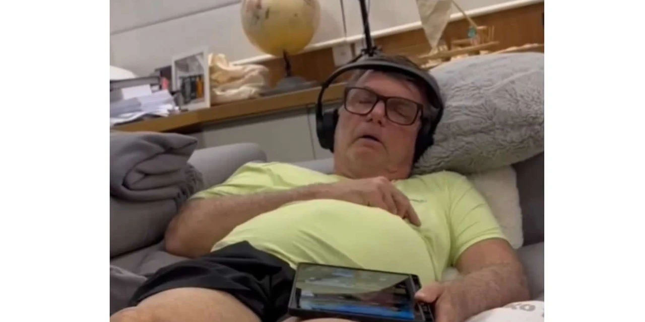 Carlos Bolsonaro pede prisão humanitária com vídeo do pai aos soluços: ‘Tragédia anunciada’