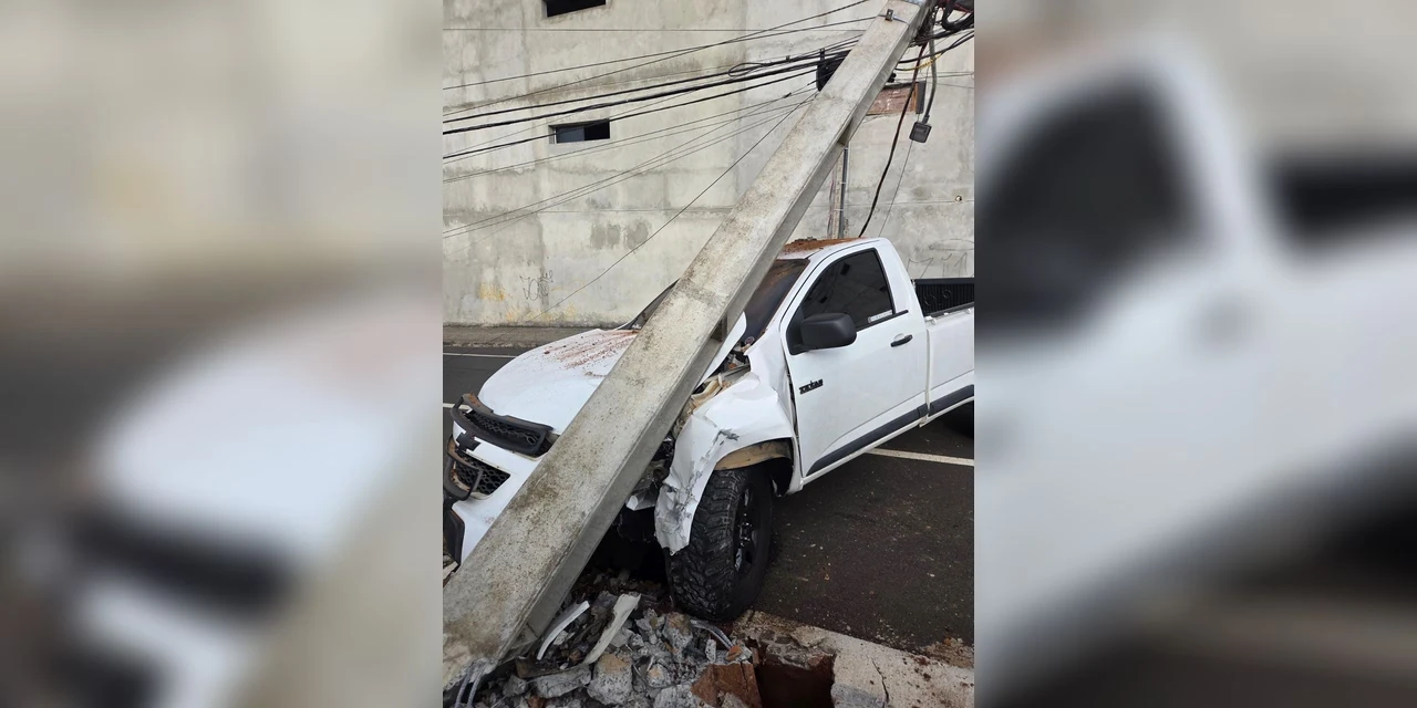 Condutor colide camionete contra poste e foge do local; diz GCM