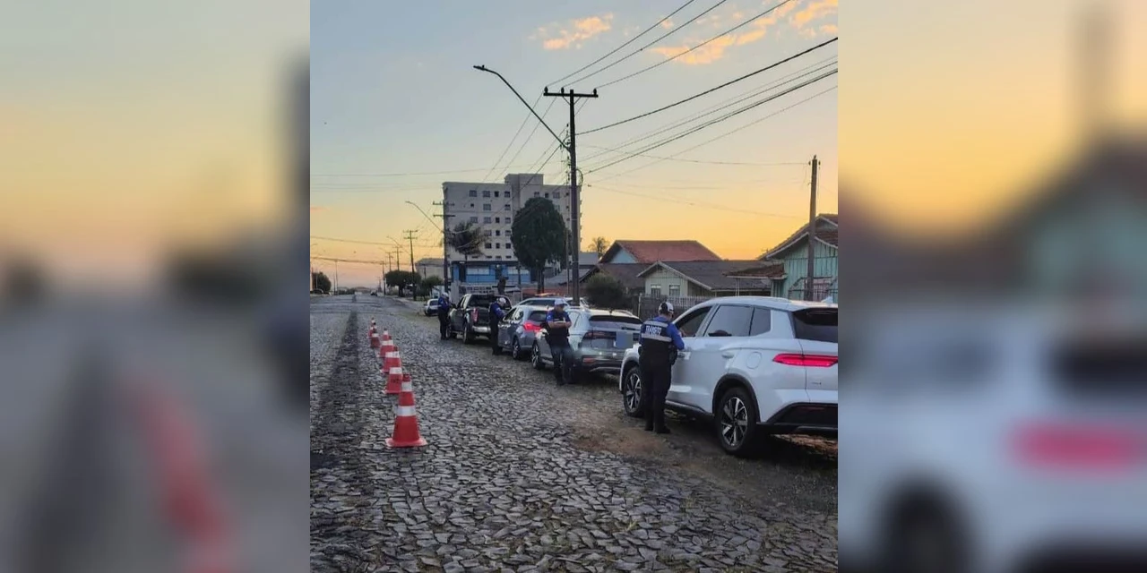 Operação da Prefeitura flagra motoristas sem habilitação e fiscaliza mais de 60 veículos em Ponta Grossa