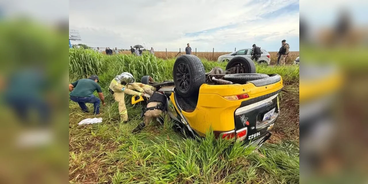 Policial morre e outro fica ferido após viatura capotar na PR-323 interior do Paraná
