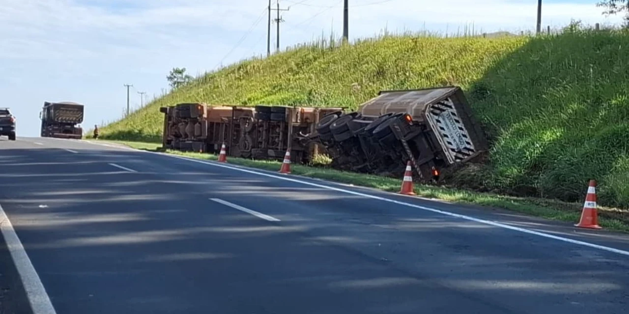 Bitrem tomba após motorista perder o controle de direção na PR-151, em Castro
