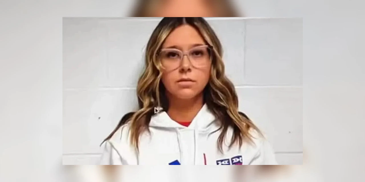 Secretária de escola é flagrada pelo marido na cama com aluno e acaba presa após outra descoberta