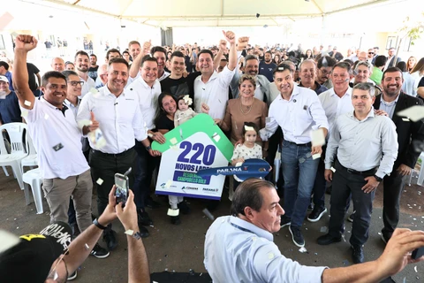 Governador entrega 220 casas em Ponta Grossa com investimento do Casa Fácil
