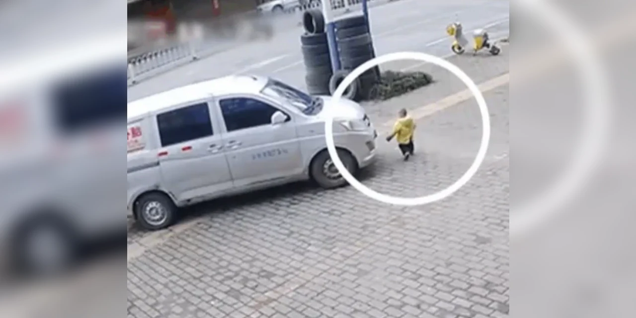 Motorista não percebe presença de bebê e passa por cima dele; veja o vídeo