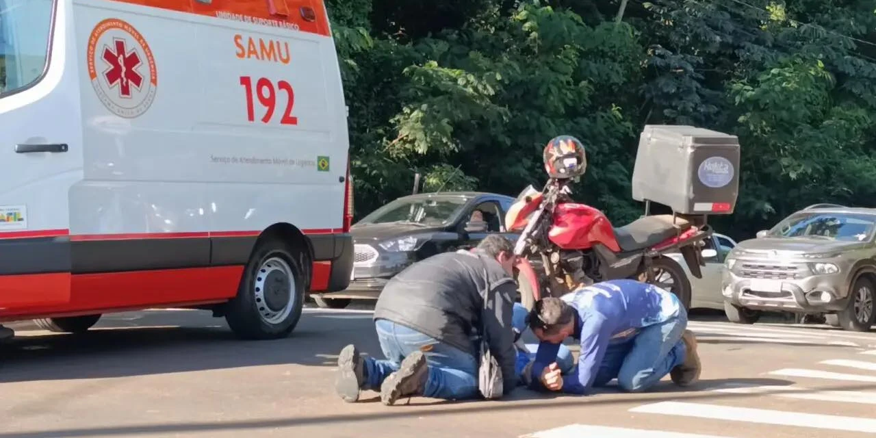 Motorista se ajoelha e reza ao lado de motociclista ferido após acidente  