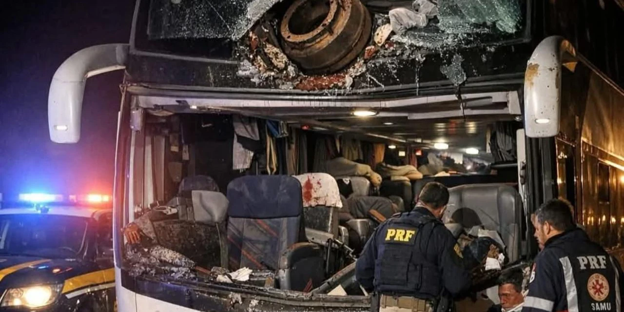 Passageiro morre ao ser atingido por peça de caminhão dentro de ônibus