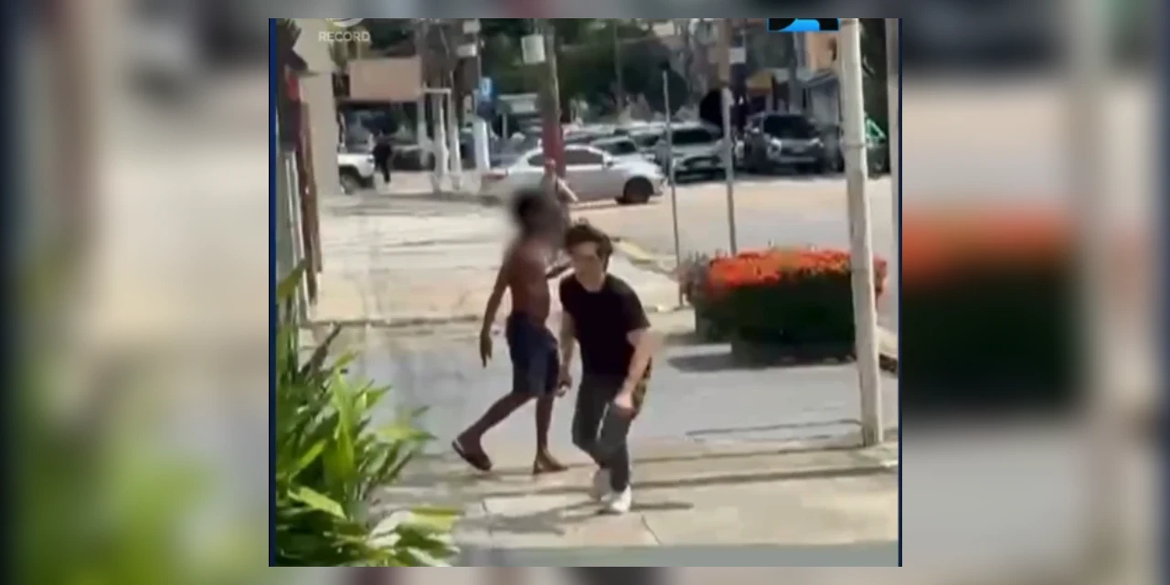 Estudantes de universidade particular de Belém (PA) atacam morador de rua com arma de choque; assista!