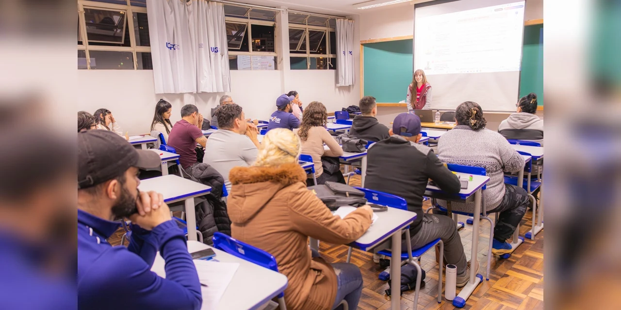 Migrantes de 14 nacionalidades aprendem português em projeto de extensão da UEPG