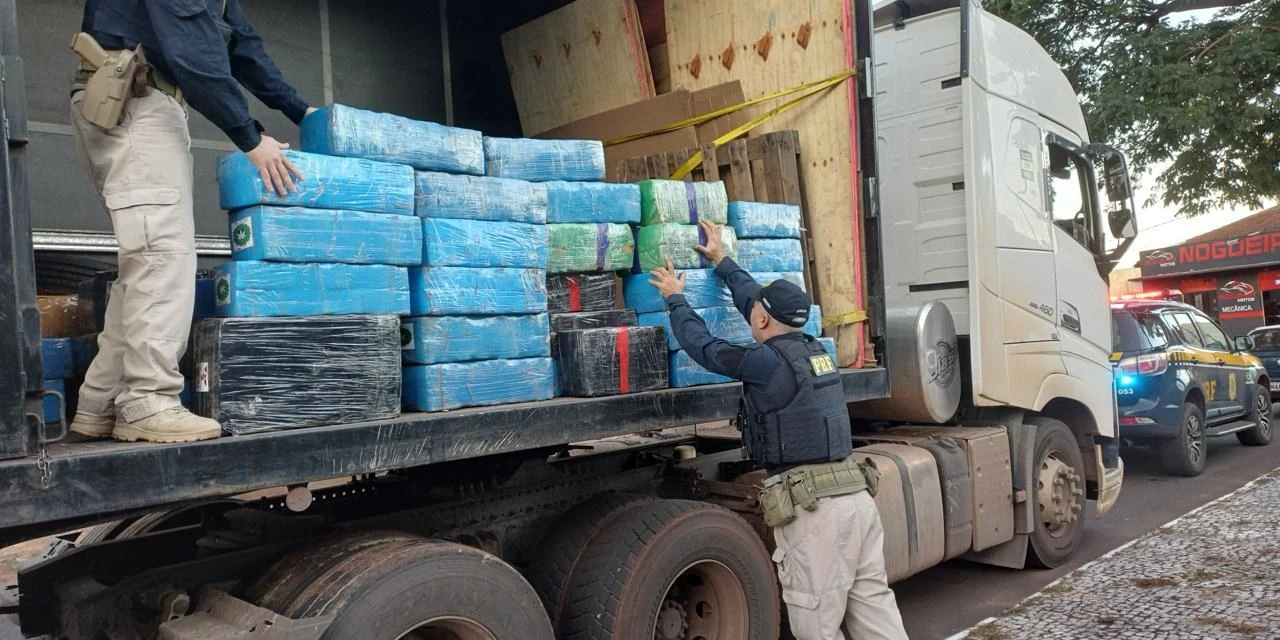 PRF prende caminhoneiro drogado e apreende quase 2 toneladas de maconha no Paraná