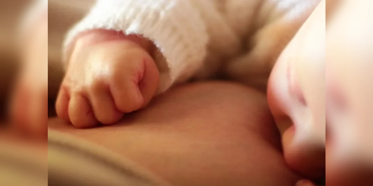 Bebê é encontrado mamando em mulher morta pelo marido