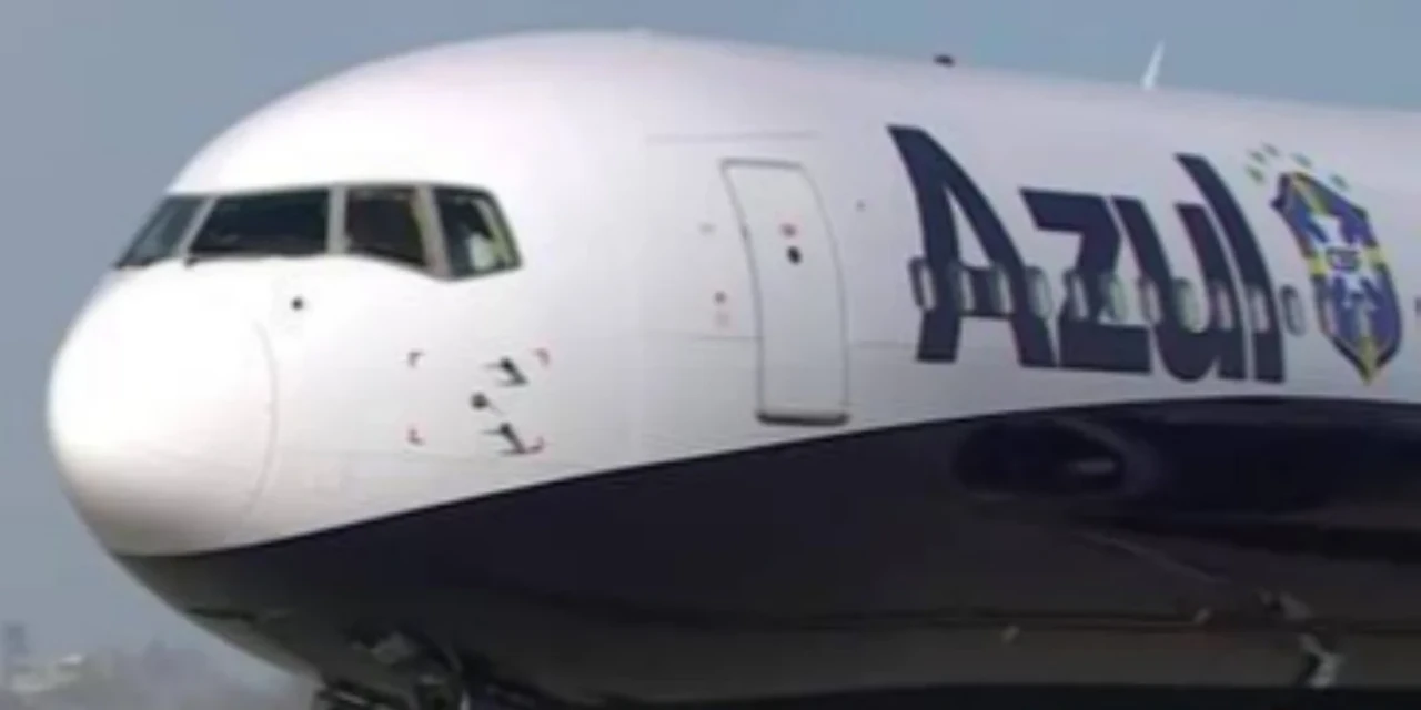 Avião fretado pela CBF, voltou ao Brasil trazendo apenas Danilo