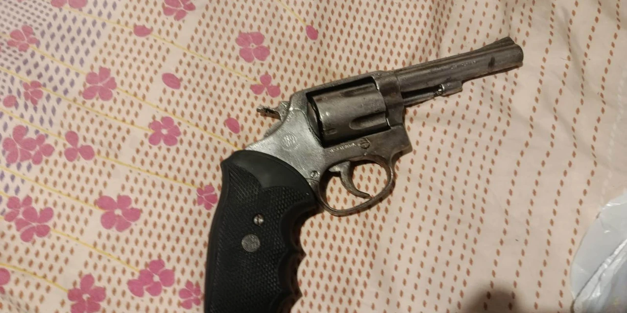 Polícia civil apreende revólver em investigação relacionada a suposto comércio ilegal de armas de fogo na Vila Estrela, em PG