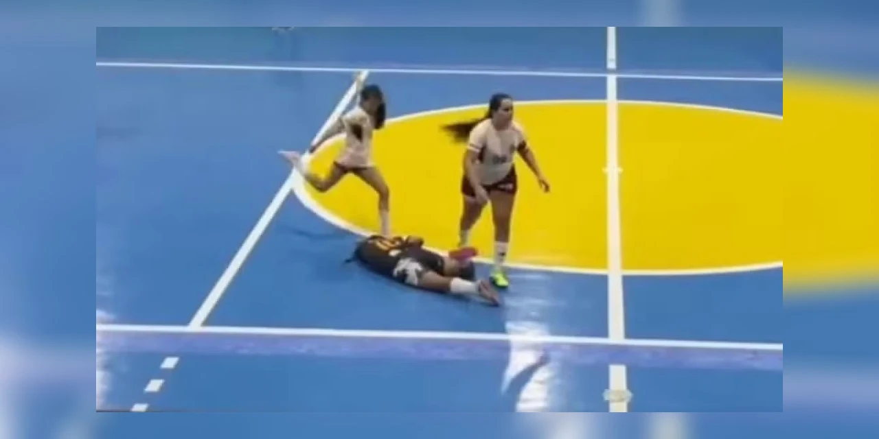 Jogadora de futsal é suspensa por 5 anos após chutar cabeça de adversária no Ceará