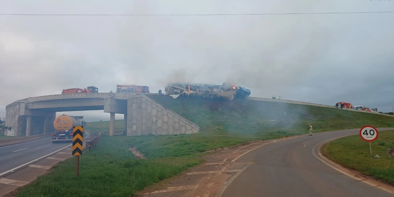 Caminhão carregado de algodão tomba e pega fogo na PR-151, em Ponta Grossa