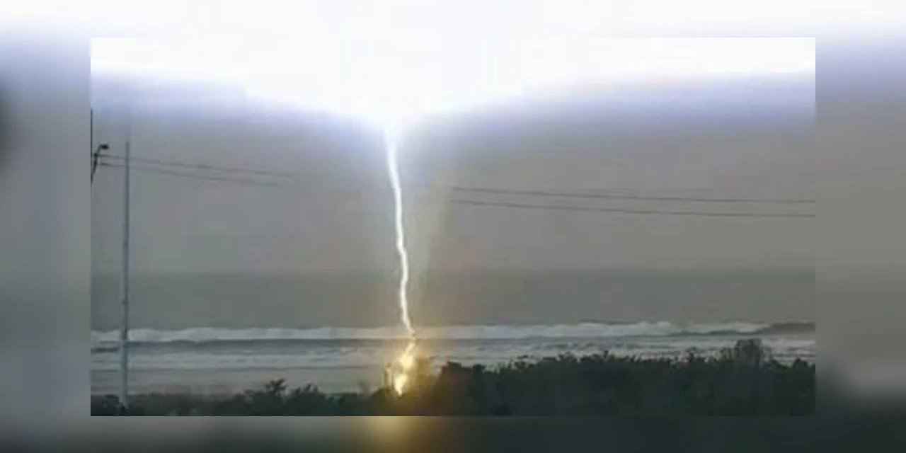 Turista atingida por raio em praia de Santa Catarina morre no hospital
