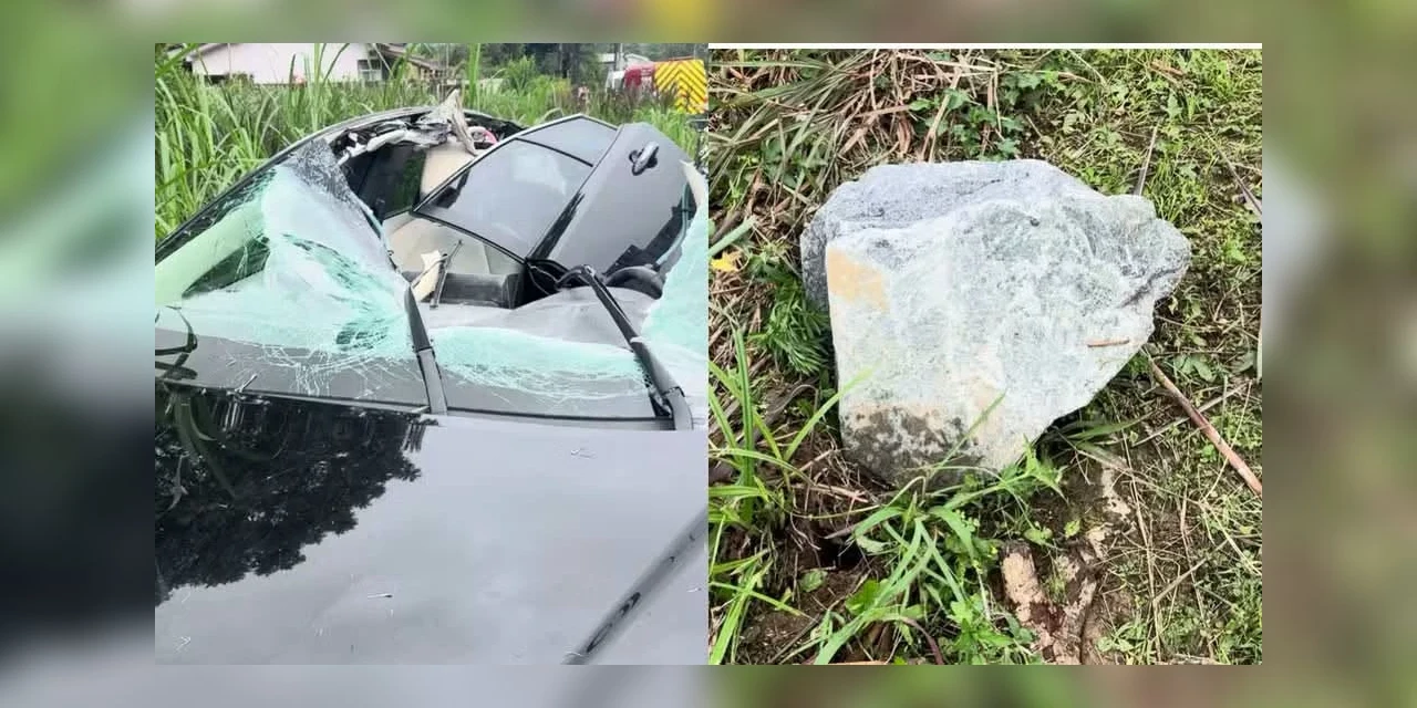 Pedra de 50 kg cai de caminhão, atinge carro e deixa motorista gravemente ferida