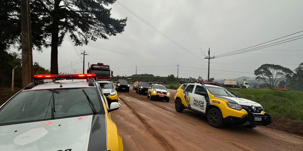Atuação rápida da PM resulta na prisão de três suspeitos de violência doméstica e na apreensão de arma de fogo