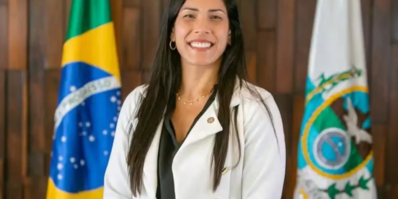 Justiça proíbe deputada de incentivar demissão de opositores